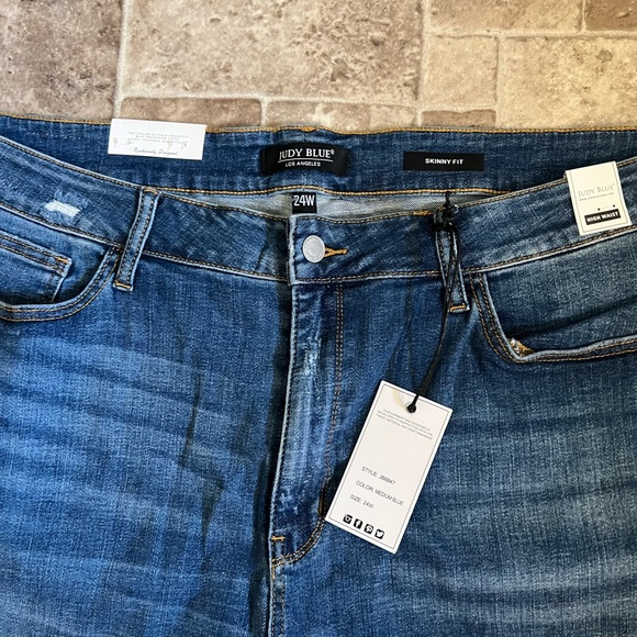 NWT 24W Judy Blue Skinny Fit Jeans - Picture 2 of 3